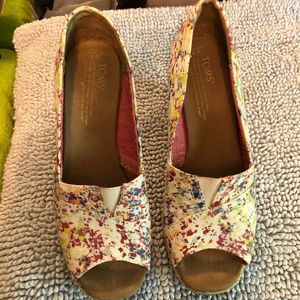 Tom’s Wedge Heel multi colour size 7